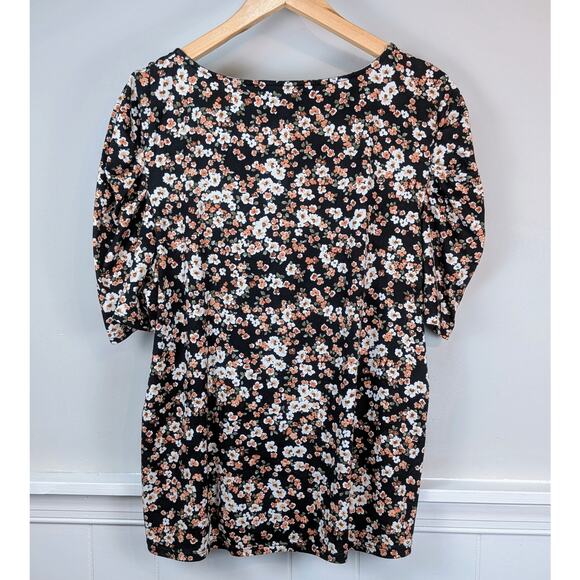 Socialite Curve Short Petal Sleeve Top in Black Whimsigoth Ditzy Floral Print 2x - Picture 4 of 7